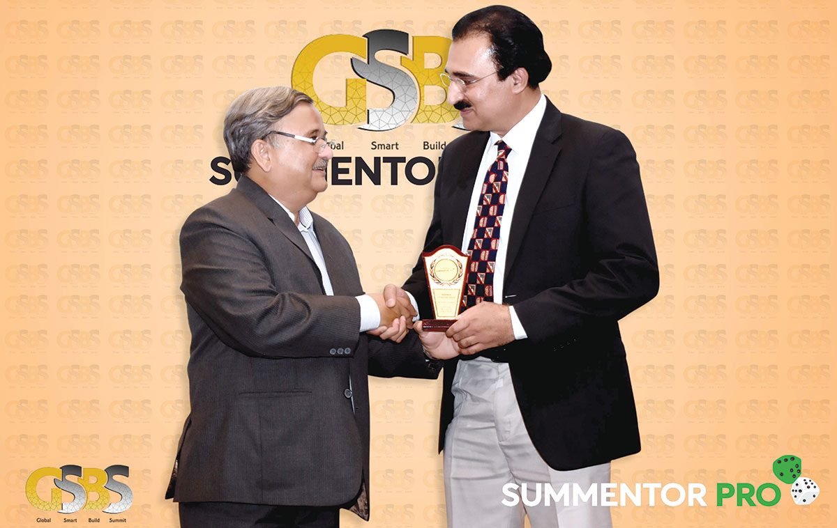 Ar. Oscar of Oscar & Ponni Architects (R) receiving award at GSBS