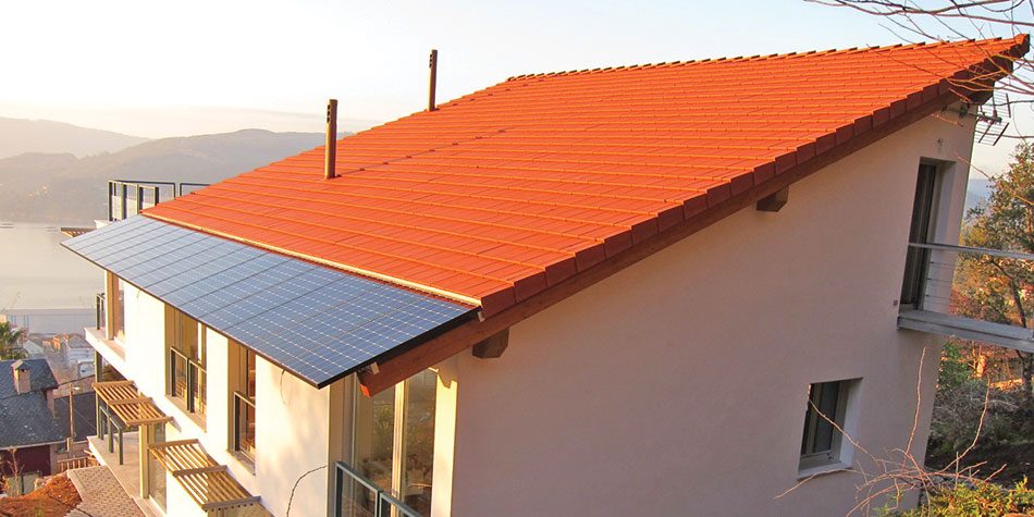 Plana roja con panel solar