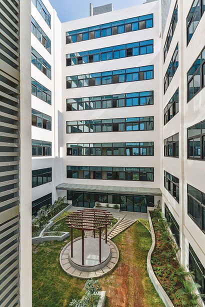 CENTRAL LANDSCAPED COURT