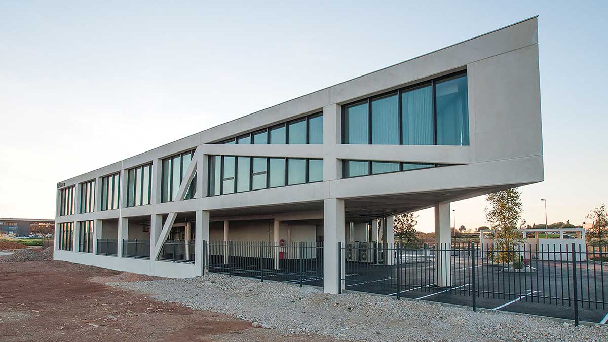 Amat and Saint-Val Architectes design an office building as a simple geometric figure