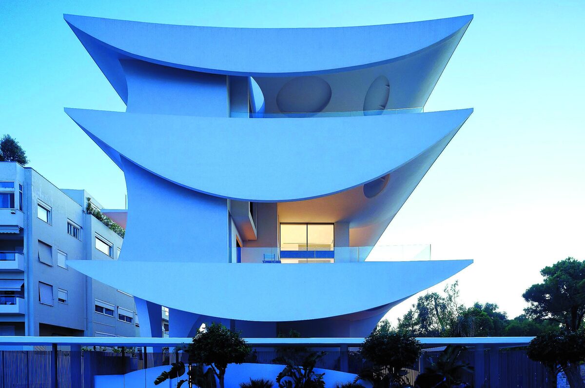 Bioclimatic façade with curved shading elements