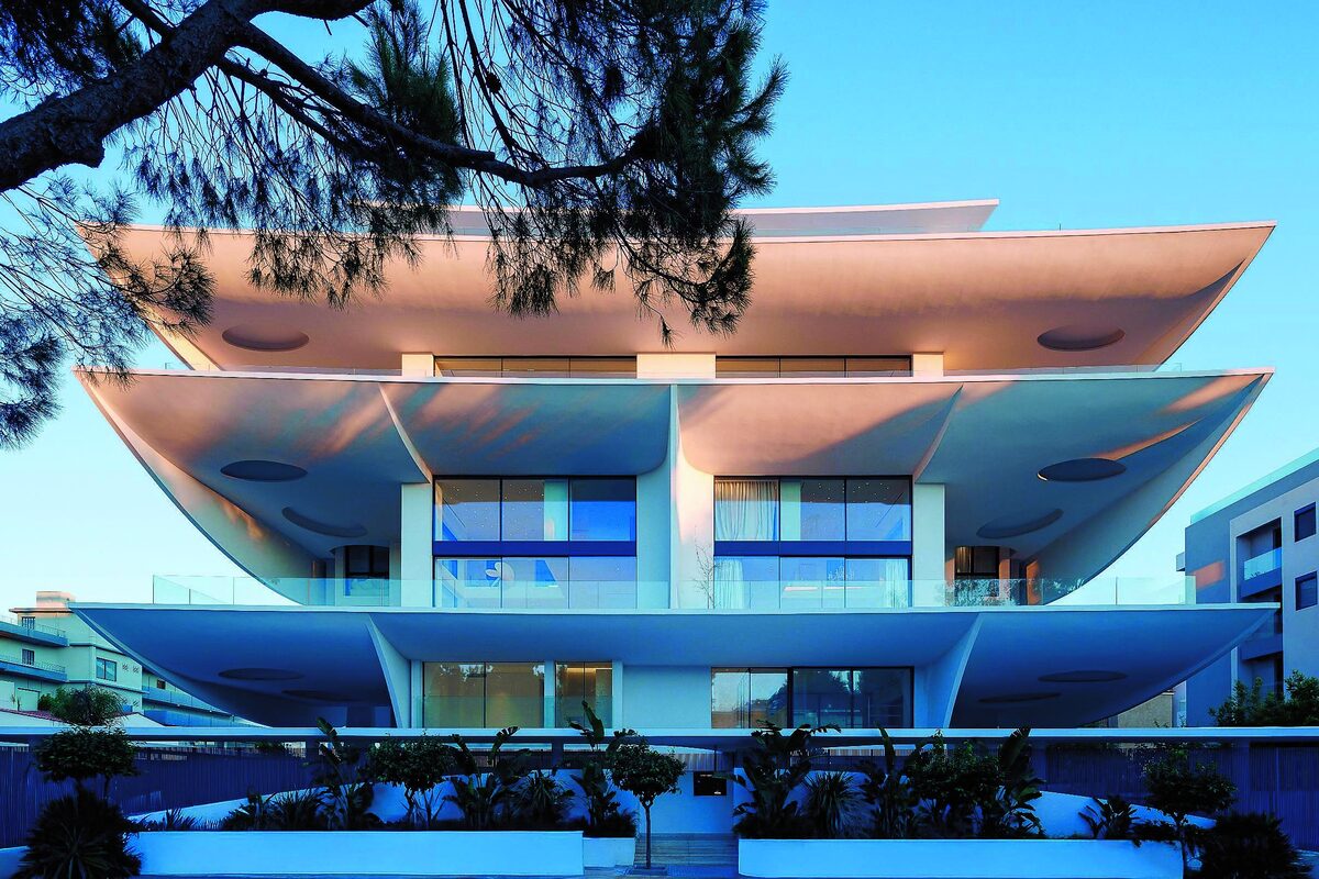 Rêve en suspens residential building and petal-like balconies