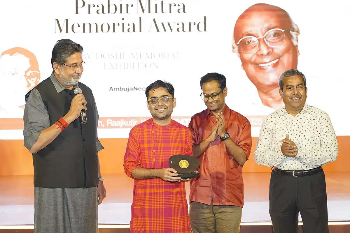 Shri Harshavardhan Neotia, Chairman, Ambuja Neotia looking at the SQUARE team, winner of the first Prabir Maitra award at the 2nd edition of B.V Doshi Memorial Exhibition