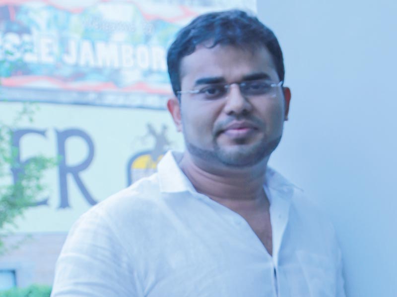 Ar. Prasoon Shrivastava - Arkiplan