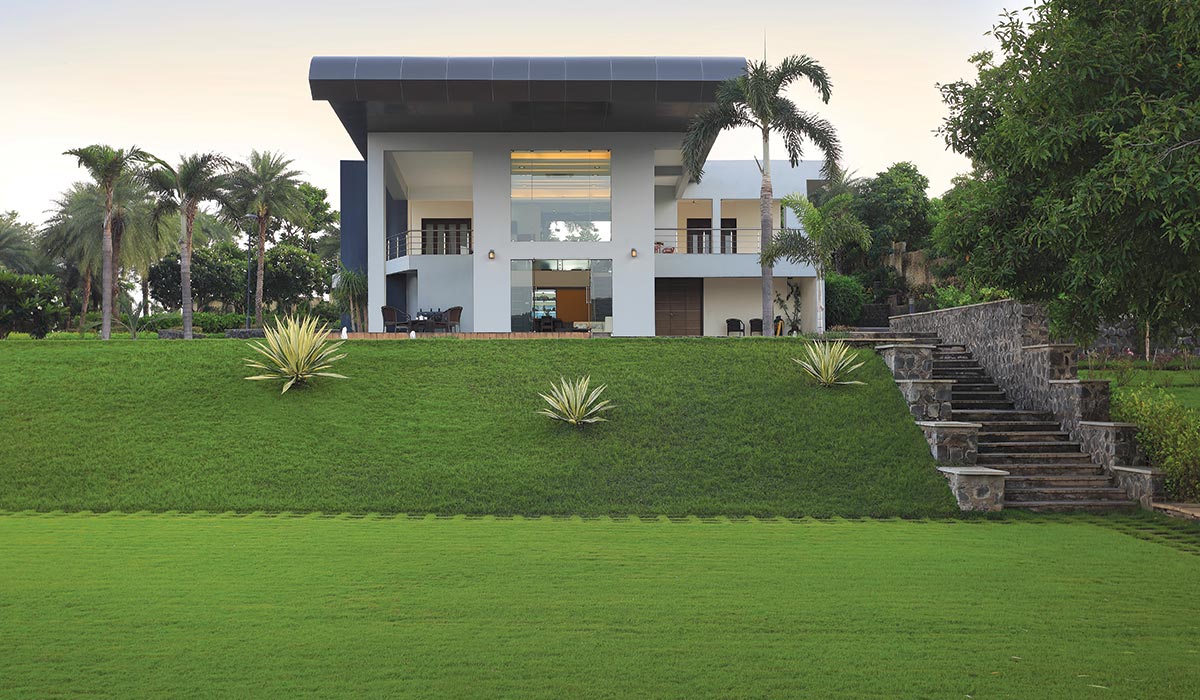 Salankar Pashine and Associates create a spectacular farmhouse - The Glass Manor 