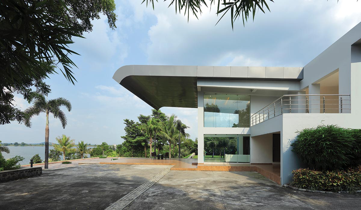 Salankar Pashine and Associates create a spectacular farmhouse - The Glass Manor 