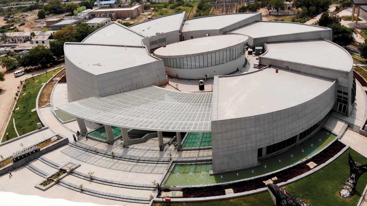 Aquatic Gallery: Merging Science Education with Entertainment