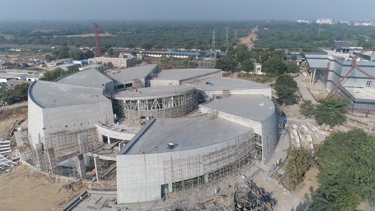 Aquatic Gallery: Merging Science Education with Entertainment