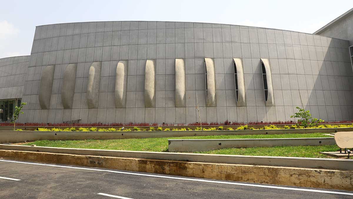 Aquatic Gallery: Merging Science Education with Entertainment