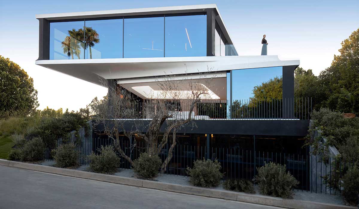 The dynamic building on top of a buried podium replicates the natural topography